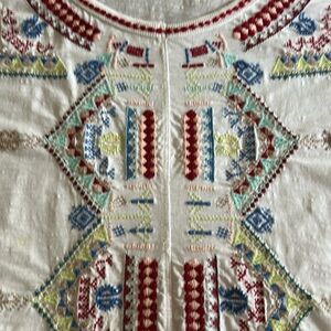 Sundance White and multi-Embellished Tunic
Size L 100% cotton